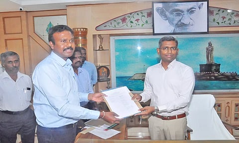 கலெக்டர் ஸ்ரீதர் பதவி ஏற்றுக்கொண்டார். அவரிடம் முன்னாள் கலெக்டர் அரவிந்த் பொறுப்புகளை ஒப்படைத்தார்.&nbsp;