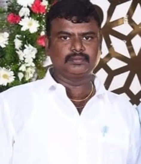 வேன் மீது கார் மோதி டிரைவர் பலி