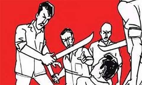 வாலிபர், 2 இளம்பெண்களை கத்தியால் வெட்டிய 2 பேர் கைது
