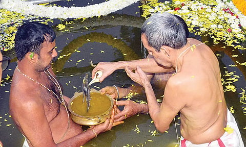 நாகராஜா கோவில் தெப்பகுளத்தில் சாமிக்கு ஆராட்டு விழா நடந்தபோது எடுத்த படம்&nbsp;