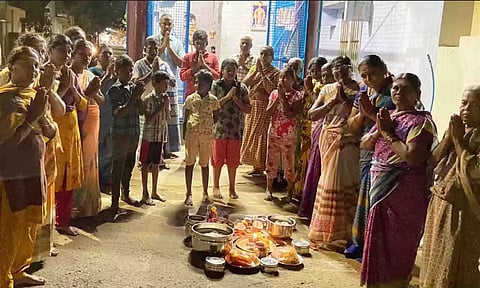 &nbsp;விநாயகருக்கு வெள்ளைப்பூண்டு ரசம் படைத்து வழிபாடு செய்த காட்சி.