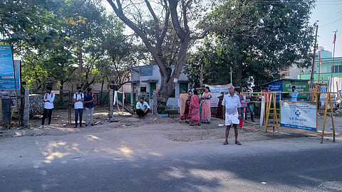 பஸ் நிறுத்தத்தில் நிழற்குடை இல்லாமல் தவிக்கும் கிராம மக்கள்