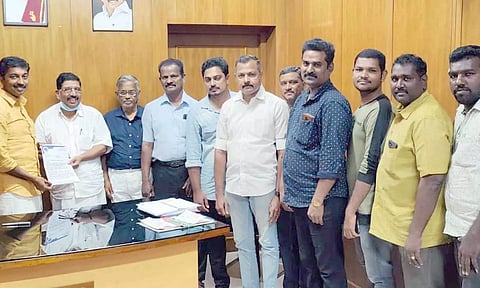 நகர்மன்ற தலைவரிடம் சேைவ சங்கங்கள் மனு அளித்தனர்.