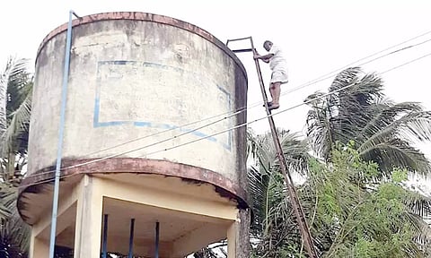மேல்நிலை நீர்தேக்க தொட்டியில் ஏறி ஆய்வு செய்த ஊராட்சி மன்ற உறுப்பினர் தாஜூதீன்.