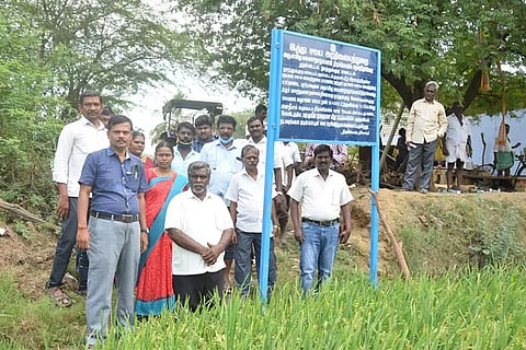 கைலாசநாதர் கோவிலுக்கு சொந்தமான நஞ்சை நிலத்தை அதிகாரிகள் மீட்டு அறிவிப்பு பலகையை நட்டியதை படத்தில் காணலாம்.