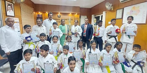 கராத்தே போட்டியில் ஓசூர் பள்ளி  மாணவ, மாணவிகள் சாதனை