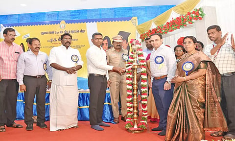 புதுமைப்பெண் திட்டத்தினை மாவட்ட  கலெக்டர் பி.என். ஸ்ரீதர்  குத்து விளக்கேற்றி தொடங்கி வைத்த காட்சி.