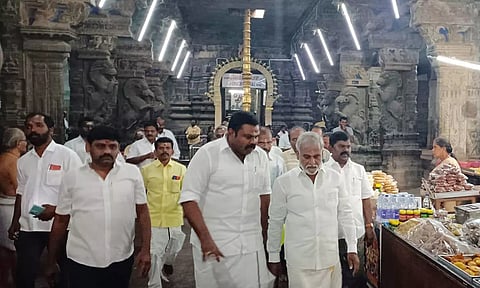 சங்கரன்கோவில் சங்கரநாராயண சுவாமி கோவிலில் அமைச்சர் சேகர்பாபு ஆய்வு செய்தபோது எடுத்த படம். 