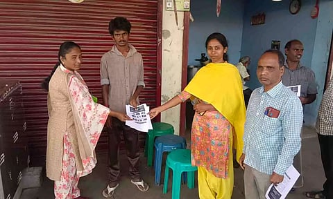 &nbsp;துண்டுப்பிரசுரம் வழங்கி விழிப்புணர்வு ஏற்படுத்தப்பட்ட காட்சி.