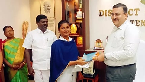 கலெக்டரிடம் ஊராட்சி மன்ற தலைவர் ஸாருகலா ரவி  மனு போது எடுத்த படம். அருகில்  மாவட்ட செயலாளர் சிவபத்மநாதன் உள்ளார்.