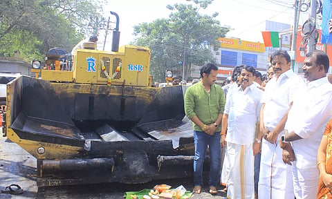 சாலை அமைக்கும் பணியை எம்.எல்.ஏ.க்கள் அப்துல்வகாப், நயினார்நாகேந்திரன் தொடங்கி வைத்த காட்சி. அருகில் துணைமேயர் கே.ஆர்.ராஜூ.