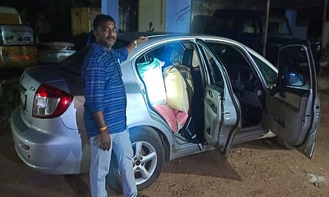 பறிமுதல் செய்யப்பட்ட காரை படத்தில் காணலாம்.