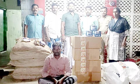 பறிமுதல் செய்யப்பட்ட புகையிலை பொருட்களுடன் கைது செய்யப்பட்டவர்.