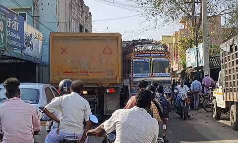 நெடுஞ்சாலை விரிவாக்கத்திற்கு கொண்டு செல்லப்படும் செம்மண் லாரிகளால் காட்டுமன்னார்கோவில் சாலைகளில் போக்குவரத்து நெரிசல் ஏற்பட்டுள்ளது.&nbsp;