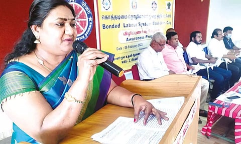 நிகழ்ச்சியில் தொழிலாளர் துறை உதவி ஆணையாளர் மலர்கொடி பேசிய போது எடுத்த படம்