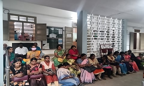 போராட்டத்தில் ஈடுபட்டவர்களை படத்தில் காணலாம்.