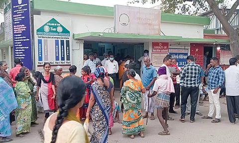 கடலூர் அரசு மருத்துவமனையில் உறவினர்கள் முற்றுகையிட்ட காட்சி.