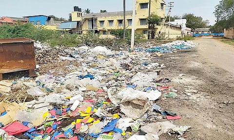 கப்பலூர் சிட்கோ பகுதியில் குப்பைகள் தேங்கிக் கிடக்கிறது.