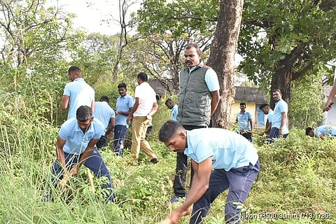 அரசுபள்ளி வளாகத்தை சுத்தம் செய்த சிறப்பு காவலர்கள்