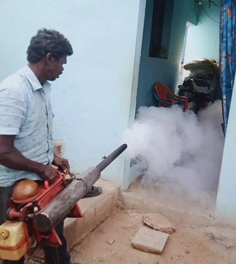 புகை மருந்து  அடிக்கப்பட்ட காட்சி