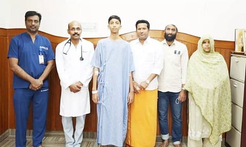 அரிதான அறுவை சிகிச்சை முடிந்து குணமான பங்களாதேஷை சேர்ந்த சிறுவன் மற்றும் அறுவை சிகிச்சையினை செய்த டாக்டர்கள், மருத்துவமனையின் இயக்குனர் டாக்டர் பாலாஜியை சந்தித்து வாழ்த்து பெற்ற காட்சி.&nbsp;