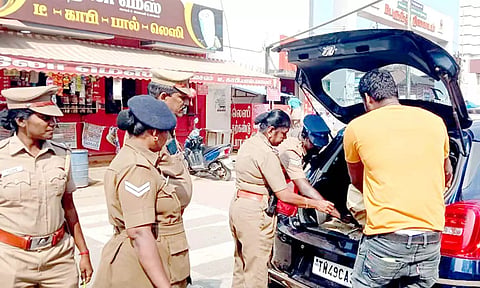 தஞ்சை பழைய பஸ் நிலையம் அருகில் வாகன சோதனையில் ஈடுபட்ட போலீசார்.