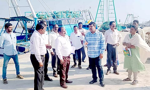தரங்கம்பாடி மீன்பிடி துறைமுகத்தில் முதன்மை செயலாளர் கார்த்திக் ஆய்வு செய்தார்.