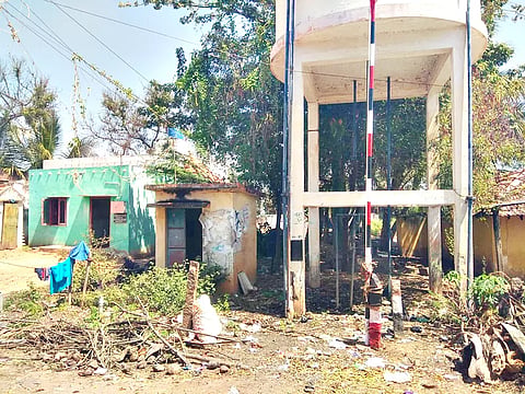 சேதமடைந்த மேல்நிலைத் தொட்டி.

