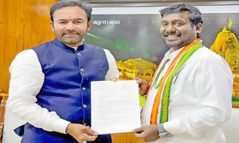 சுற்றுலாத்துறை மந்திரியிடம் விஜய் வசந்த் எம்.பி. மனு அளித்தபோது எடுத்த படம்&nbsp;