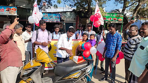 மேலப்பாளையத்தில் கேக் வெட்டி காதலர் தினம் கொண்டாடிய ஜனநாயக வாலிபர் சங்கத்தினர்.