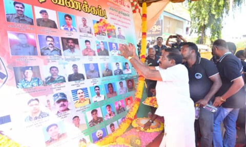 புல்வாமா தாக்குதலில் பலியான சி.ஆர்.பி.எப். வீரர்களுக்கு வீரவணக்கம் செலுத்திய மேயர் மகேஷ்.&nbsp;
