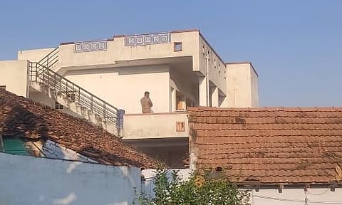 நெய்க்காரப்பட்டியில் சோதனை நடைபெற்ற வீடு.