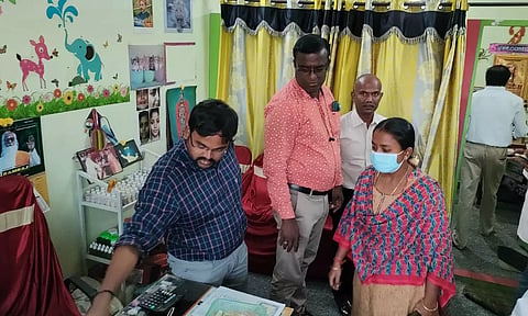 போலி கிளினிக்கை சோதனை செய்யும் அதிகாரிகள் 