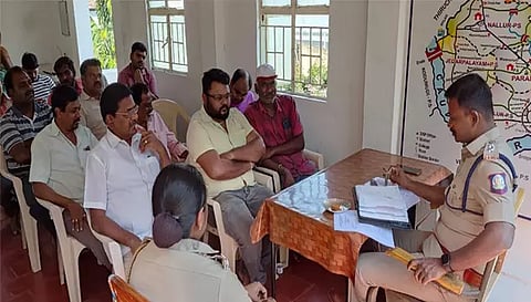 பரமத்திவேலூர் போலீஸ் டி.எஸ்.பி கலையரசன் தலைமையில் விழிப்புணர்வு கூட்டம் நடைபெற்றபோது எடுத்த படம்.&nbsp;