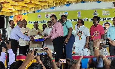 புதுவை ஏ.எப்.டி. திடலில் நடந்த வேளாண் திருவிழா போட்டிகளில் வெற்றிபெற்ற மணக்குள விநாயகர் வேளாண் கல்லூரிக்கு பரிசை முதல்-அமைச்சர் ரங்கசாமி வழங்கினார்.&nbsp;