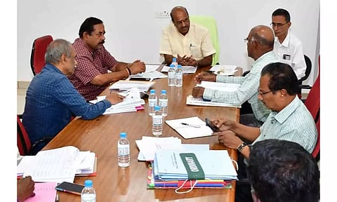 பொதுப்பணித்துறை பணிகள் குறித்து அமைச்சர் லட்சுமிநாராயணன் அதிகாரிகளுடன் ஆலோசனை நடத்திய  காட்சி.