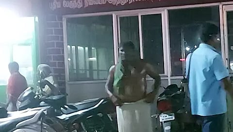 ஆத்தூர் பஸ் நிலைய புறநகர் காவல் நிலையம் எதிரே மண்டைக்கட்டு தீக்குளிக்க முயன்ற காட்சி.&nbsp;
