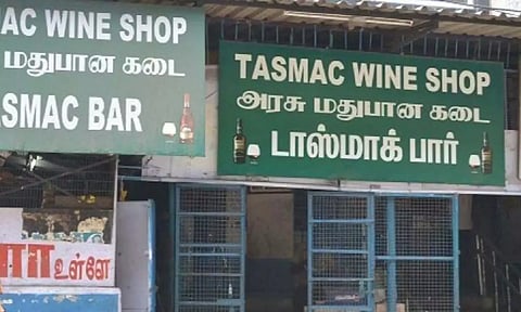 குடியாத்தம் காமராஜர் பாலம் அருகே உள்ள 2 டாஸ்மாக் கடைகளை அகற்ற வேண்டும்