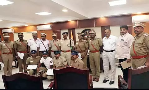 கொலையாளிகளை பிடித்த நீலகிரி போலீசாருக்கு பாராட்டு சான்றிதழ்