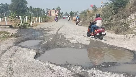 புதுப்பாளையம் இணைப்புச்சாலையில் தேங்கியுள்ள கழிவுநீர்.&nbsp;