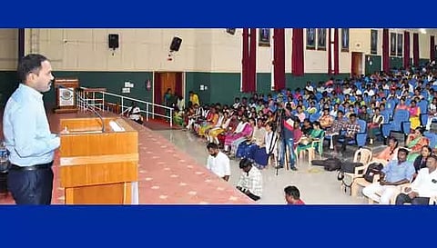காரைக்குடி அழகப்பா பல்கலைக்கழக அரங்கில் நடந்த மாபெரும் தமிழ் கனவு நிகழ்ச்சியில் கலெக்டர் மதுசூதன்ரெட்டி பேசியபோது எடுத்த படம்.&nbsp;