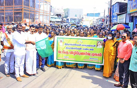 பேரணியை மேயர் சரவணன், துணைமேயர் கே.ஆர்.ராஜூ ஆகியோர் கொடியசைத்து தொடங்கி வைத்த காட்சி.
