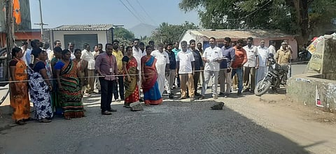 ஒடுகத்தூர் பஜார் தெரு பகுதியில் சாலை ஆக்கிரமிப்புகளை அளவிடும் பணிகள் நடந்தது.
