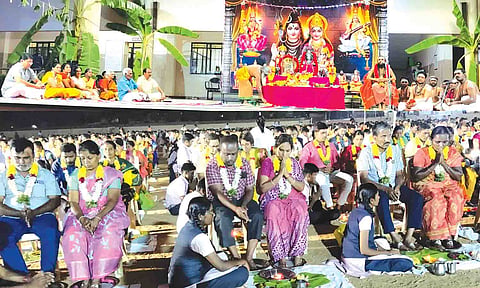 &nbsp;பாதபூஜை வழிபாடு நடைபெற்ற காட்சி.