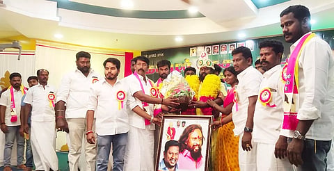 கூட்டத்தில் பங்கேற்ற தமிழர் தேசம் கட்சியின் நிறுவனத்தலைவர் செல்வகுமாருக்கு ஆளுயர மாலை அணிவித்து நினைவு பரிசு வழங்கப்பட்டது.