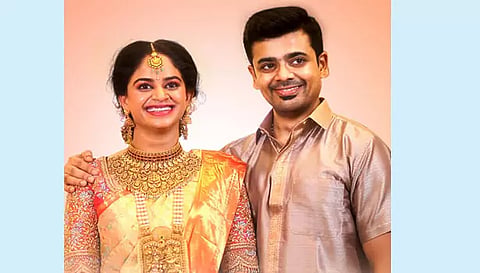 மணமக்கள் பிரியதர்ஷினி-யோகேஷ் சக்திவேல்.