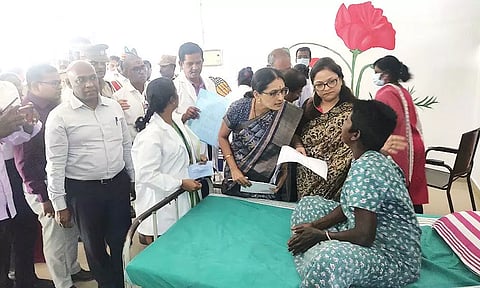 விழுப்புரம் முண்டியம்பாக்கம் மருத்துவக் கல்லூரி மருத்துவமனையில் சிகிச்சை பெற்று வருபவர்களிடம் இந்திய தேசிய மகளிர் ஆணைய முதன்மை ஒருங்கிணைப்பாளர் காஞ்சன் கட்டா நேரில் விசாரணை நடத்திய காட்சி.