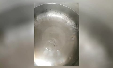 குடிநீரில் புழுக்கள் இருப்பதை படத்தில் காணலாம்.&nbsp;