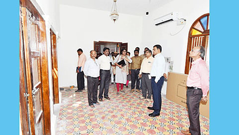 கீழடி அகழ்வைப்பகத்தில் தொல்பொருட்கள் காட்சிப்படுத்தும் பணி நடைபெற்று  வருவதை முதன்மை செயலாளர் சந்திரமோகன் பார்வையிட்டு ஆய்வு செய்தார்.