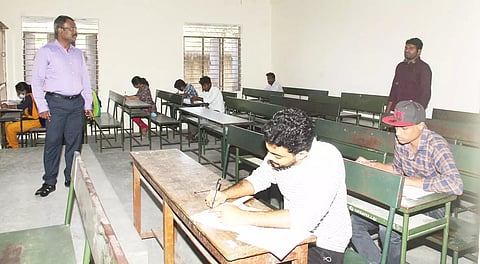 தேர்வு மையத்தை டி.ஆர்.ஓ. சக்திவேல் பார்வையிட்டார்.
